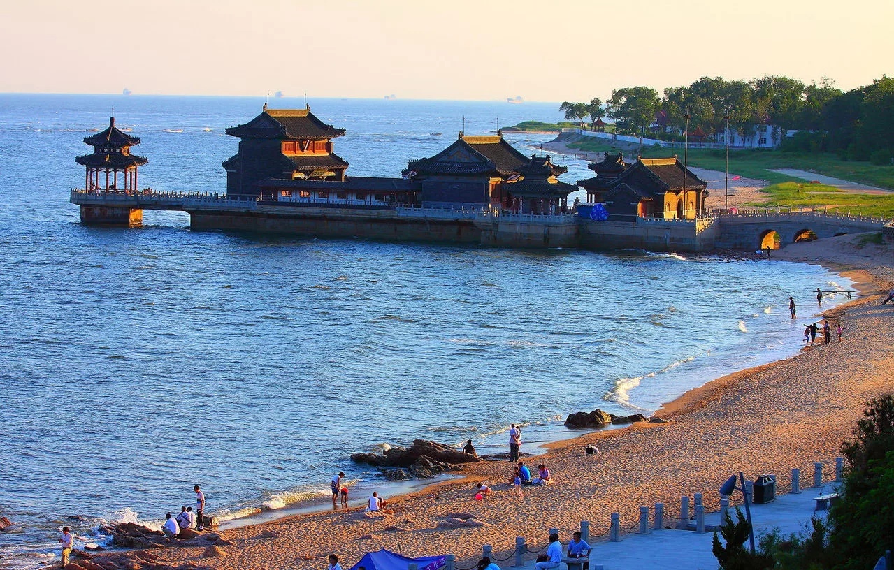 Города китая с морем. Циньхуандао Бэйдайхэ. Желтое море Бэйдайхэ. Курорт Китая море Бэйдайхэ. Жёлтое море байдахе.